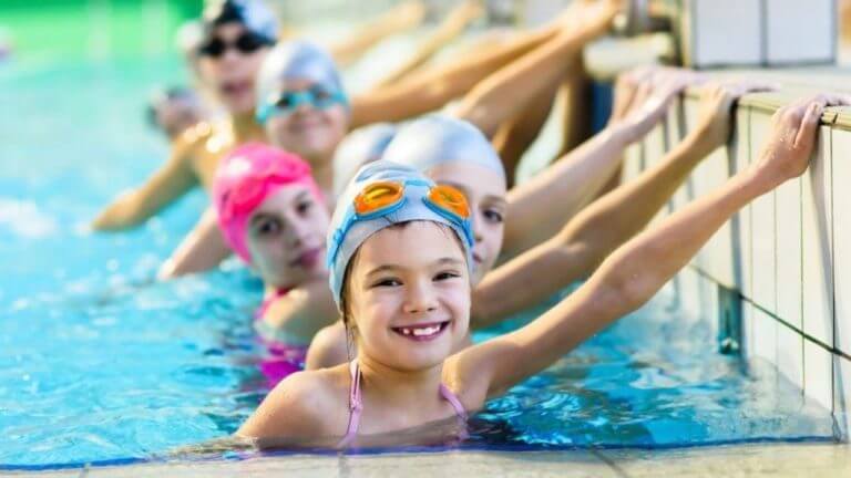 Плавание в бассейне для детей - чем полезно и с какого возраста можно?